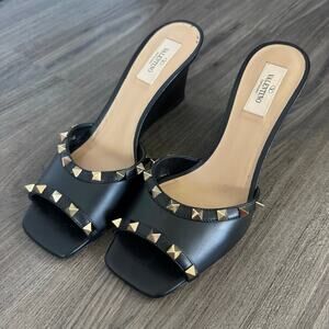 Valentino Garavani Black Leather Rockstud Wedge Sandals 39.5 Open Toe Gold Stud